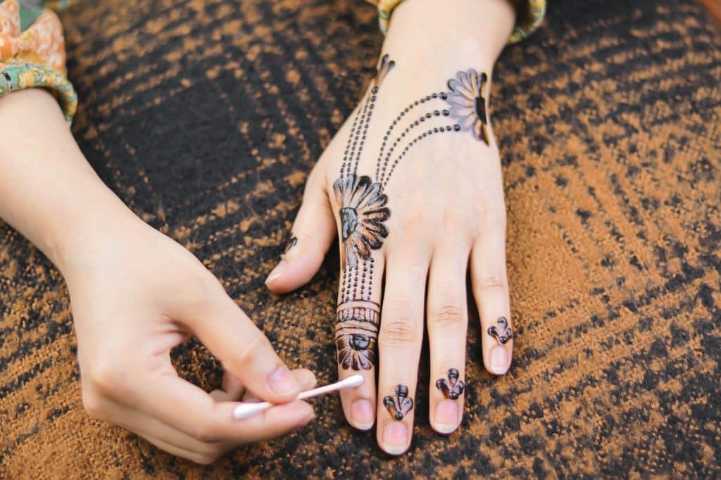 Bisnis Jasa Lukis Henna Tangan untuk Acara Pengantin