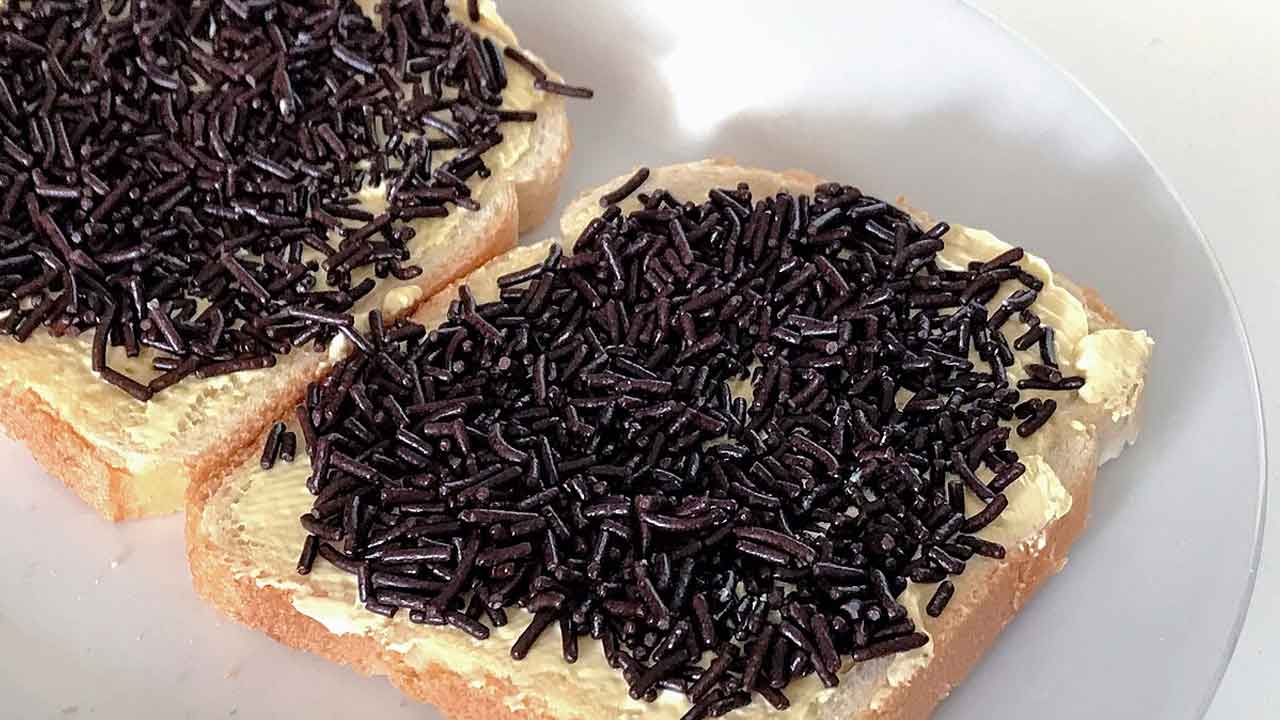 Mengenal Kelezatan Stroopwafel dan 9 Oleh-Oleh Khas Belanda Lainnya 3 hagelslag