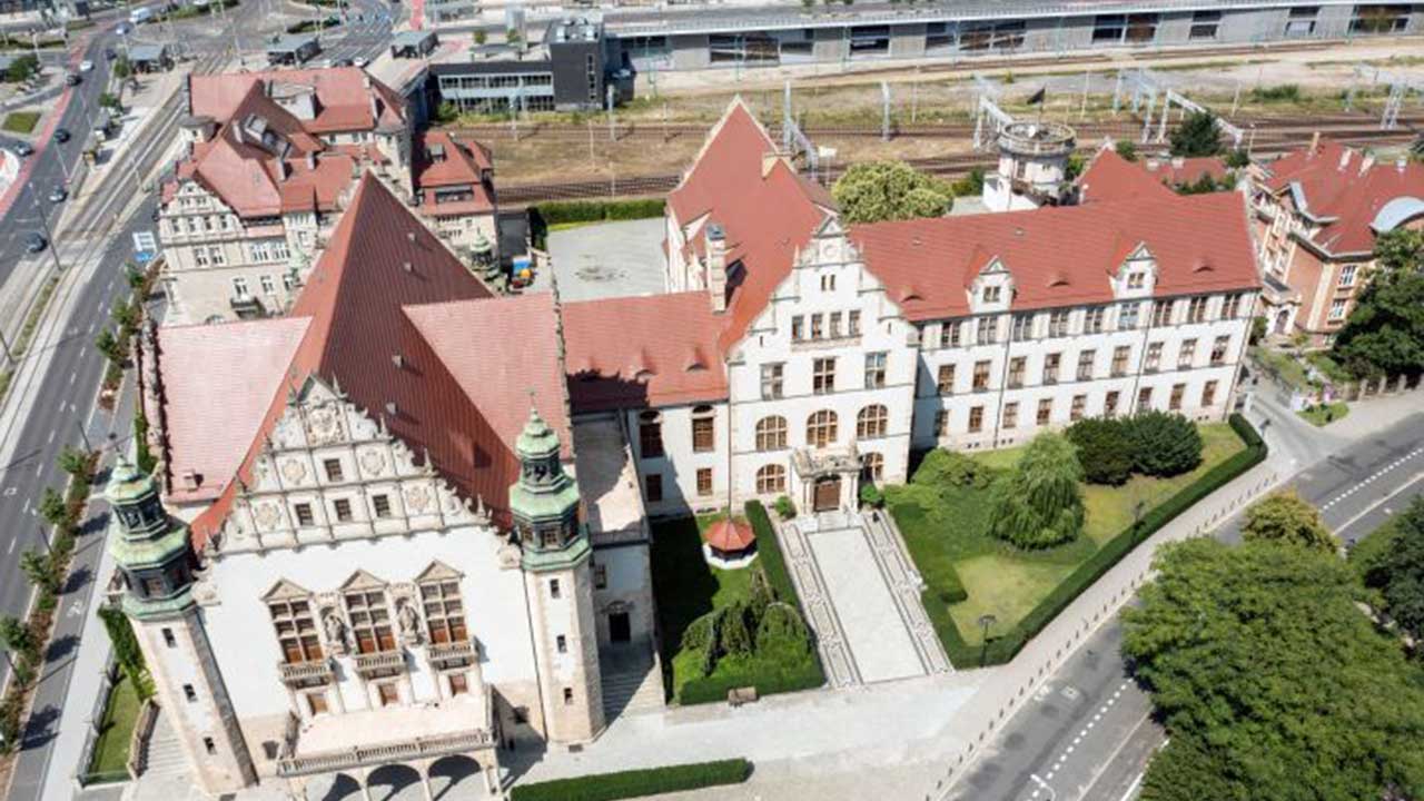 10 Universitas Terbaik di Polandia untuk Mahasiswa Indonesia 7 Adam Mickiewicz University, Poznan - Universitas Terbaik di Polandia