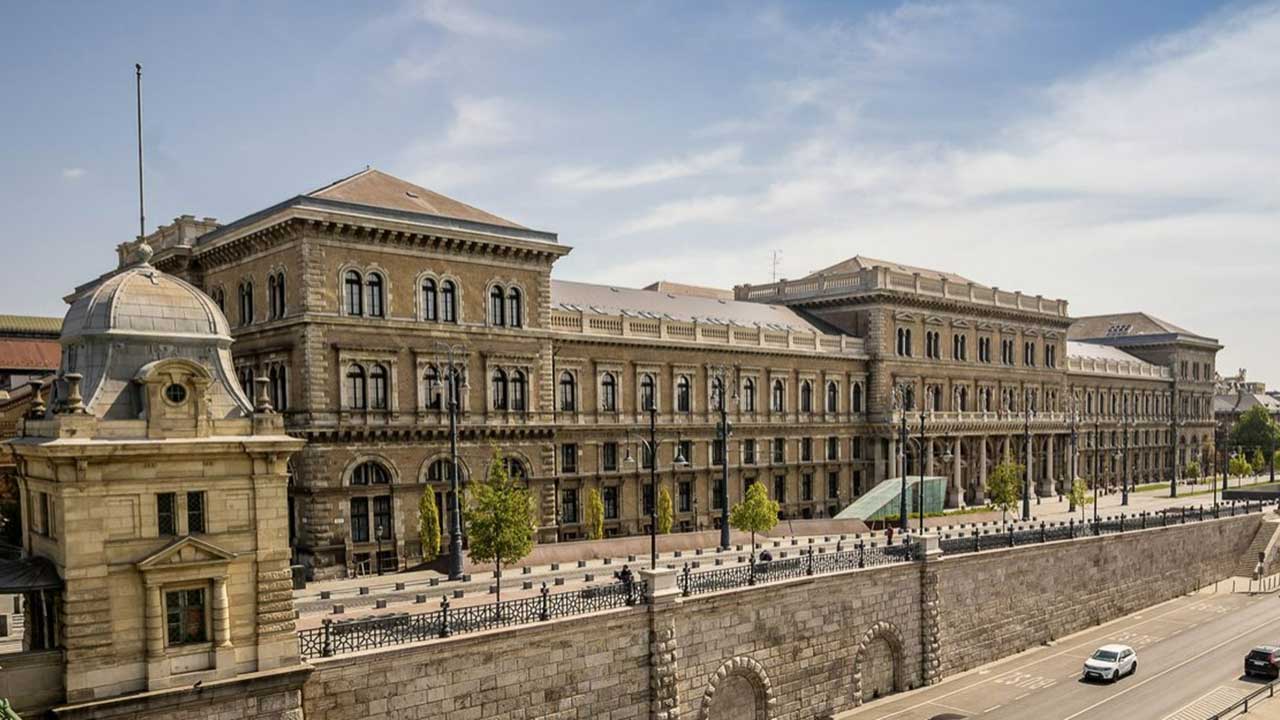 Universitas Terbaik di Hungaria yang Mendukung Beasiswa Internasional 8 Corvinus University of Budapest - Universitas Terbaik di Hungaria