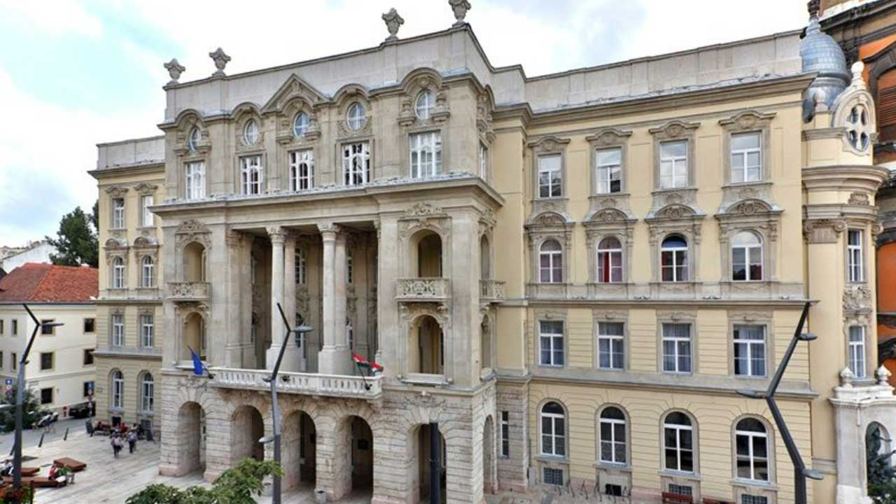 Universitas Terbaik di Hungaria yang Mendukung Beasiswa Internasional 4 Eotvos Lorand University (ELTE) - Universitas Terbaik di Hungaria