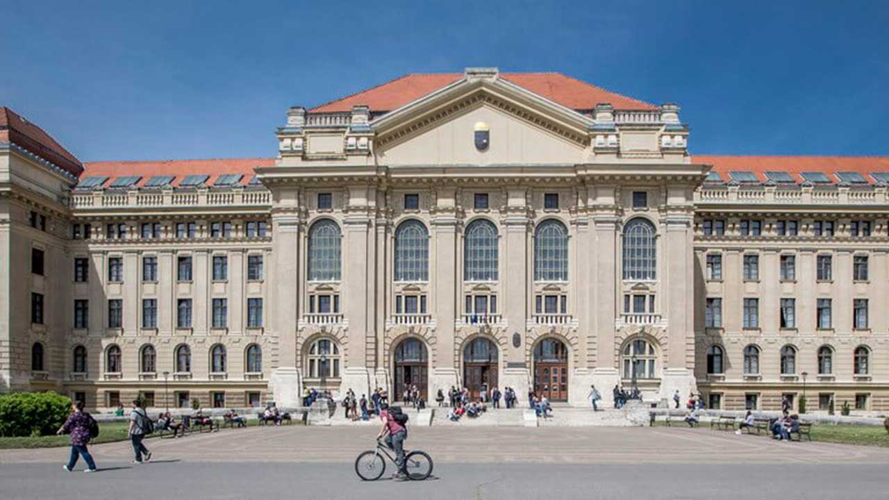 Universitas Terbaik di Hungaria yang Mendukung Beasiswa Internasional 3 University of Debrecen - Universitas Terbaik di Hungaria