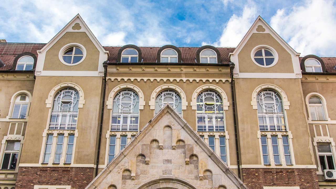 Universitas Terbaik di Hungaria yang Mendukung Beasiswa Internasional 5 University of Pecs - Universitas Terbaik di Hungaria