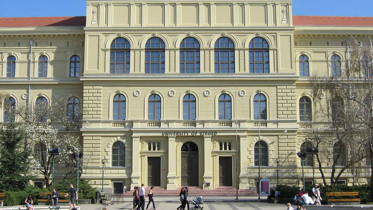 Universitas Terbaik di Hungaria yang Mendukung Beasiswa Internasional 2 University of Szeged - Universitas Terbaik di Hungaria