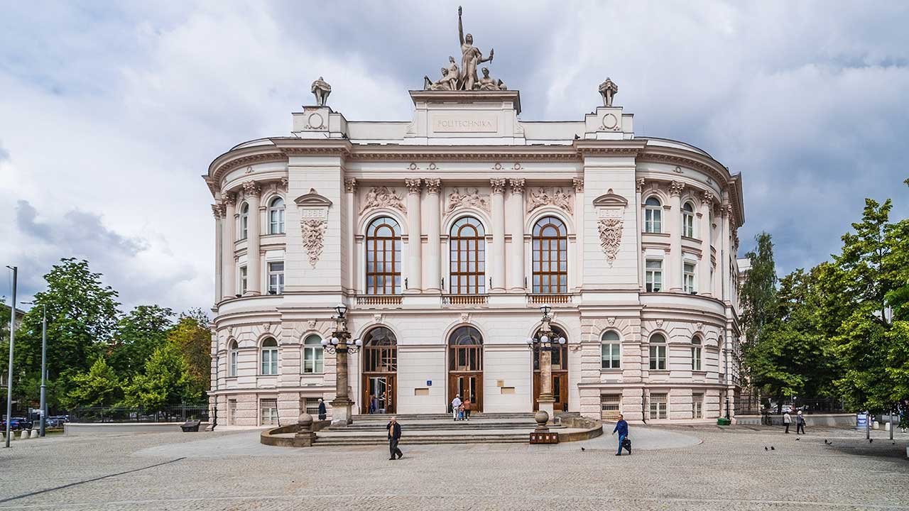 10 Universitas Terbaik di Polandia untuk Mahasiswa Indonesia 4 Warsaw University of Technology - Universitas Terbaik di Polandia